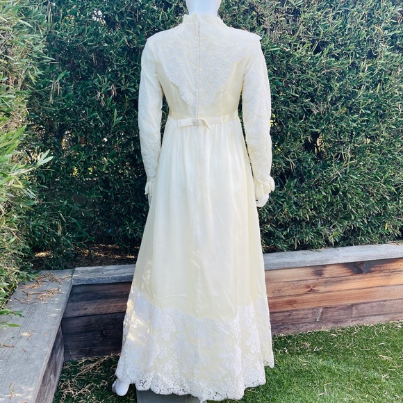 Vintage Exquisite Wedding Gown and Veil - Picture 6 of 10